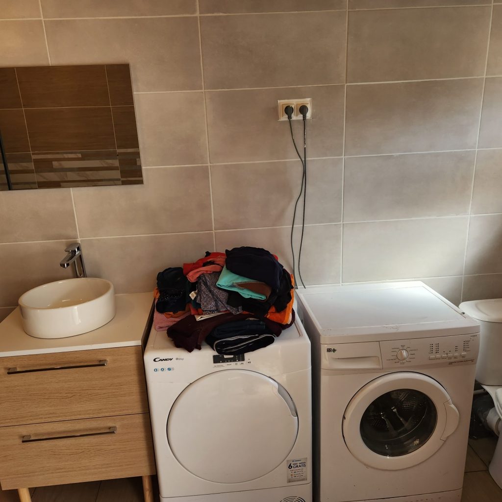 Descriptif :Baignoire / pare bain verrière / mitigeur / barre douche / meuble lavabo / bol / faïence rectangulaire